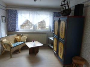 a living room with a couch and a table at Erholung-pur in Hennstedt