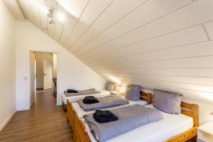 two beds in a room with a ceiling at Pistenblick in Willingen