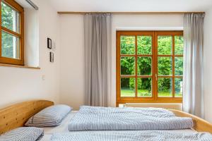 two beds in a bedroom with a window at Ferienwohnung Schatzlmayr in Vilshofen an der Donau