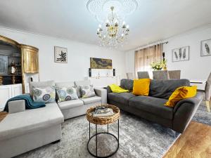 a living room with a couch and a chandelier at Refugio Senhora Paz in Marinhas