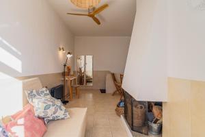 a living room with a couch and a ceiling at Duplexdubocage in Setúbal