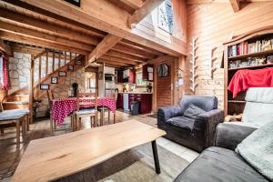 a living room with a couch and a table at Chalet 6p Classique-Les Ajoncs d'or in Verchaix