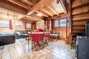 a dining room with a table and chairs in a cabin at Chalet 6p Classique-Les Ajoncs d'or in Verchaix +11 photos