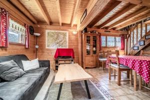 a living room with a couch and a table at Chalet 6p Classique-Les Ajoncs d'or in Verchaix