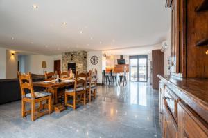 a dining room and kitchen with a table and chairs at La Perle Bleue proche Strasbourg in Hoerdt