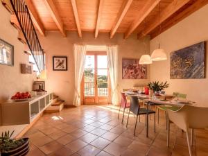 a kitchen and dining room with a table and chairs at Palma Townhouse Near the Beach in Palma de Mallorca