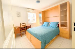 a bedroom with a bed and a desk and a chair at Appartement De Standing Avignon in Avignon
