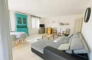 a living room with a couch and a table at Appartement De Standing Avignon in Avignon