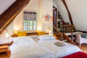 two beds in a room with a staircase at Reetdachhaus Bischoff in Kuden