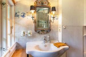 a bathroom with a sink and a mirror at Reetdachhaus Bischoff in Kuden +35 photos