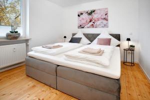 a large bed with two pillows on top of it at Klostergarten in Grünstadt