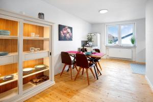 a kitchen and dining room with a table and chairs at Klostergarten in Grünstadt