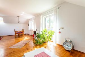 an empty living room with a clock on the floor at Elstar in Stockach