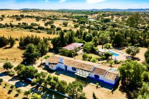 an aerial view of a house with a yard at Sesmarias Dos Nobres in Azinheira dos Barros