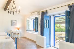 a room with a bed and a blue door at Sesmarias Dos Nobres in Azinheira dos Barros