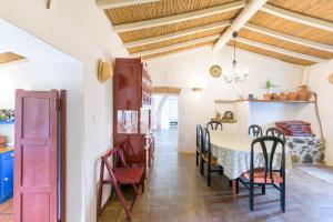 a kitchen and dining room with a table and chairs at Sesmarias Dos Nobres in Azinheira dos Barros