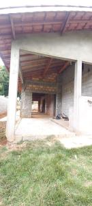 a house being built with a wooden roof at Espaço LIMÃO CRAVO in Sapucaí-Mirim