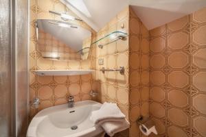 a small bathroom with a sink and a tub at Rieglhof Apartment Hennennest in Curon Venosta