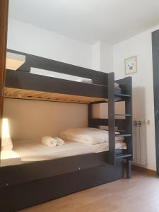 a black bunk bed with two pillows on it at Altissim Font de Ferro in Ransol