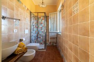 a bathroom with two toilets and a shower at Casa del Nonno Bingheri in Cortona