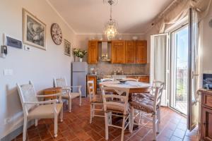 a kitchen and dining room with a table and chairs at Casa del Nonno Bingheri in Cortona +27 photos