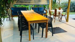 a wooden table and chairs on a patio at Casa da Dóta no paraíso de Furnas e Capitólio in São José da Barra