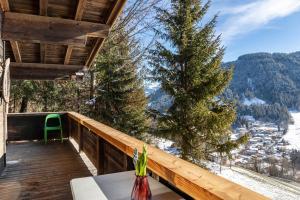 a balcony with a table and a tree at Sonnenhütte Wildschönau Obergeschoß in Grafenweg