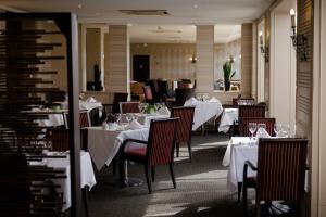 ห้องอาหารหรือที่รับประทานอาหารของ Brook Mollington Banastre Hotel & Spa