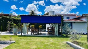 a gazebo with chairs and a table in a yard at Casa da Dóta no paraíso de Furnas e Capitólio in São José da Barra