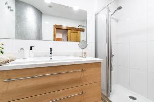 a bathroom with a sink and a shower at Casa Almi Las Palmas in Las Palmas de Gran Canaria +18 photos
