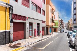 an empty street with cars parked on the side of a building at Casa Almi Las Palmas in Las Palmas de Gran Canaria