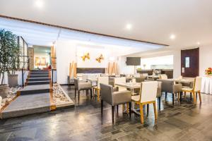 a restaurant with tables and chairs in a room at Hotel Hill House Usaquén in Bogotá