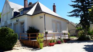 a white house with a gambrel roof at Gite des Coteaux Pmr in Sainte-Maure-de-Touraine