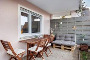a patio with a table and chairs and a window at Panoramablick und Ruhe in Titisee-Neustadt