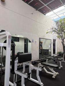 ein Fitnessstudio mit einer Reihe von Laufbändern in einem Raum in der Unterkunft Hotel Royal Puebla in Puebla