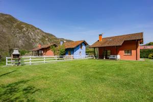 a group of houses in a field with a fence at La Llosona in Caño