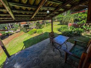eine Terrasse mit einem Holztisch und einer Bank in der Unterkunft Cabañas Lupita 22 in Mazamitla + 2 Fotos