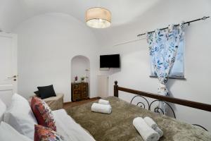 a living room with a bed and a couch at La Perla House in Anacapri
