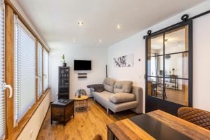 a living room with a couch and a tv at Ferienhaus Stauseeblick in Kelbra