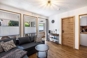 a living room with a couch and a table at Ferienhaus Stauseeblick in Kelbra
