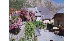 a building with flowers on the side of it at 2 Alpes - appartement 2-4 pers in Les Deux Alpes