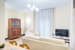 a living room with a couch and a tv at Luna - Apartment by the beach in Lesa