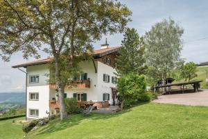 an exterior view of a house with a tree at Haus Lohengrin Ferienwohnung 2 in Siusi