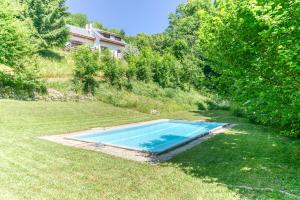 ein Swimmingpool im Garten eines Hauses in der Unterkunft La source Amélie in Saint-Pancrasse