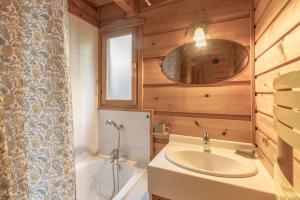 a bathroom with a sink and a bath tub at Chalet cosy avec mezzanine in Verchaix +18 photos