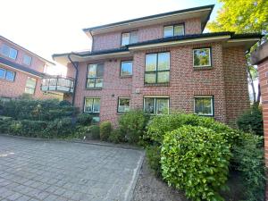 a red brick building with a courtyard in front of it at Citynah und Chic bei Hamburg in Norderstedt
