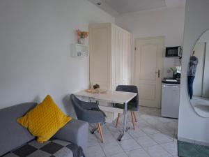 a living room with a couch and a table and a kitchen at Ferienhaus Stahlberg in Potsdam