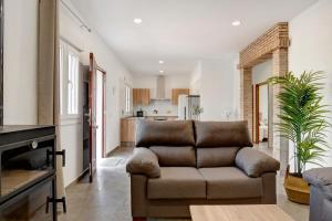 a living room with a couch and a kitchen at Villa Montemedio - Paco in El Soto