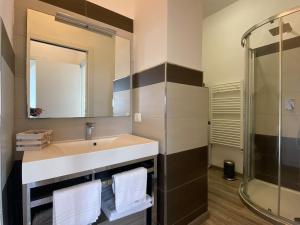 a bathroom with a sink and a shower at A7 Trilocale Fronte Mare in Marina di Grosseto