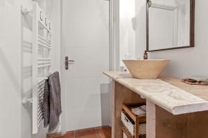 a bathroom with a sink and a mirror at Gîte Les Tarentes avec piscine in Cotignac +22 photos